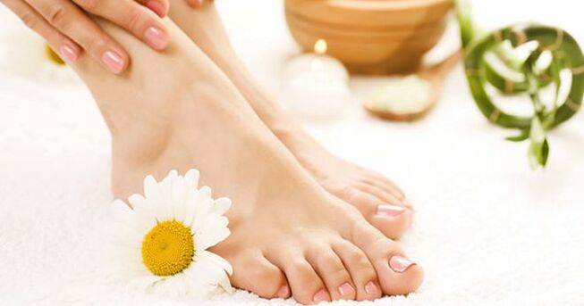 Healthy toenails treated against fungus with home remedies